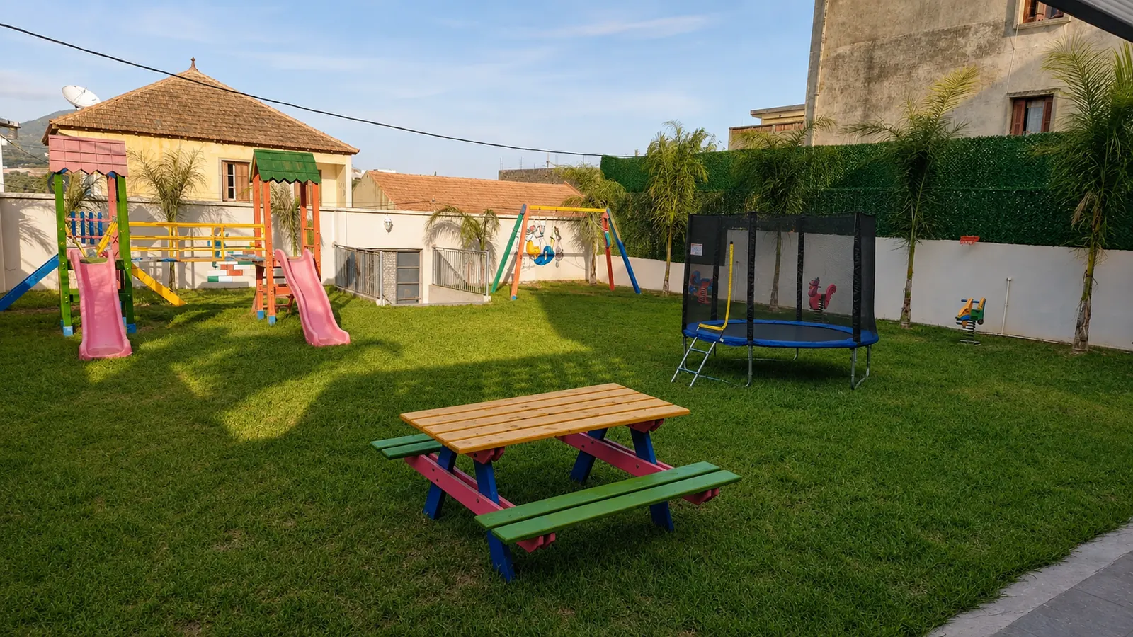 Enfants jouant dehors dans le jardin de l’école