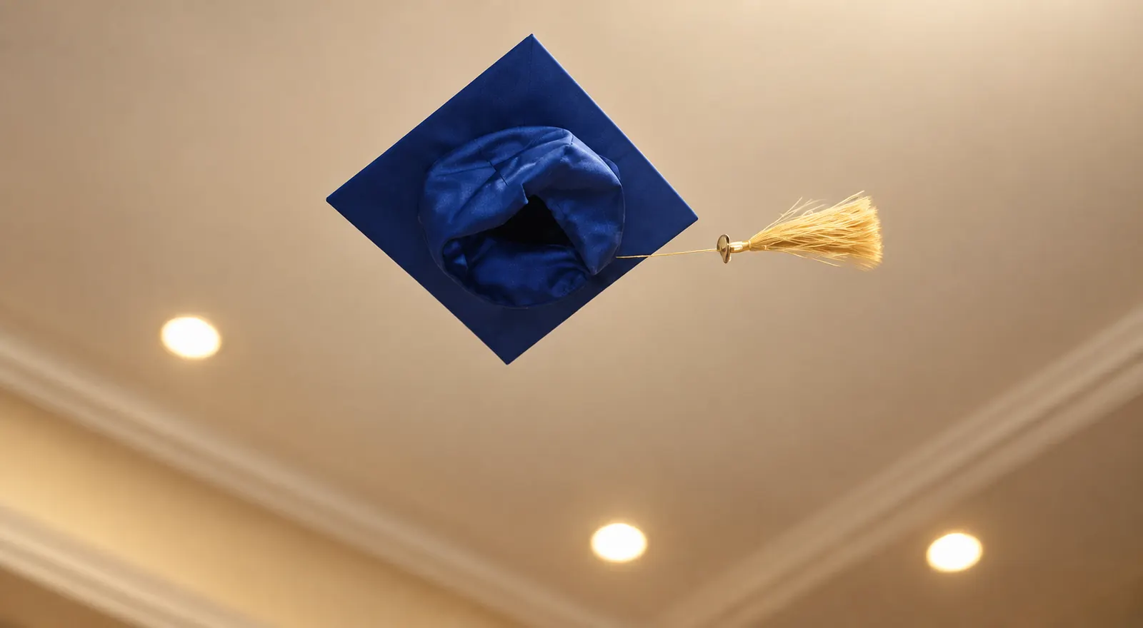 Toque de diplômé lancée en l’air